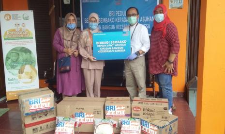 Bank BRI menyalurkan paket sembako gratis di Yayasan Bangun Kecerdasan Bangsa(YBKB) jl. Raya Tengah kp. Gedong dan juga masyarakat terdampak pandemi disekitaran wilayah Pasar Rebo jakarta timur. Jumat (15/5).