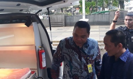 Bank Bukopin menyerahkan bantuan mobil ambulance ke ITB. Tampak Direktur Utama Bank Bukopin Eko Rachmansyah Gindo dan Rektor ITB Kadarsah Suryadi melihat mobil ambulan tersebut.