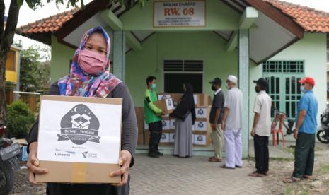 Bank Danamon Syariah melalui Dompet Dhuafa membagikan puluhan paket sembako untuk warga terdampak banjir di Kecamatan Periuk Kota Tangerang pada Senin, (15/03) siang. Sebanyak 90 paket bantuan sembako tersebut dibagikan langsung kepada warga terdampak banjir di posko pengungsian RW. 08 Perumahan Total Persada Kelurahan Gembor, Kecamatan Periuk, Kota Tangerang.