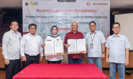 Bank DKI dan Perumda Pasar Niaga Kerta Raharja sepakat menjalin kerja sama, khususnya dalam rangka pemanfaatan layanan fasilitas perbankan secara lebih luas dan optimal, yang ditandai dengan penandatanganan Perjanjian Kerja Sama oleh Direktur Ritel & Syariah Bank DKI, Henky Oktavianus dan Direktur Utama Perumda Pasar Niaga Kerta Raharja, Finny Widiyanti di Tangerang pada Rabu (24/7/2024).