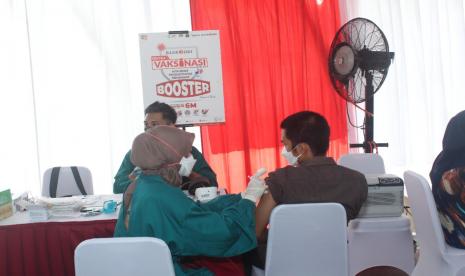 Bank DKI kembali membuka sentra vaksinasi Covid-19 dosis tambahan atau booster.