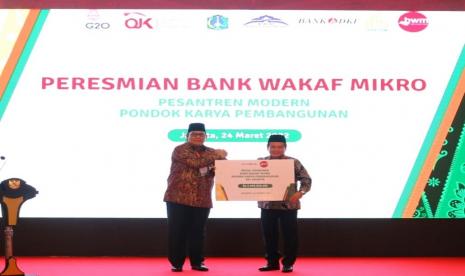 Bank DKI melalui Unit Usaha Syariah berkolaborasi dengan Yayasan Pondok Karya Pembangunan (PKP) mendukung pendirian Bank Wakaf Mikro sebagai salah satu bentuk komitmen dalam mendukung pemberdayaan masyarakat kecil di lingkungan Pondok Pesantren dengan pola kelompok dan pendampingan, sehingga dapat memaksimalkan peran pesantren bagi ekonomi produktif. 