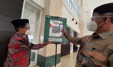 Bank DKI mendukung penerimaan zakat, infaq, dan sedekah (ZIS) dari jamaah Masjid Raya KH Hasyim Asyari menggunakan pembayaran berbasis QR Code. 