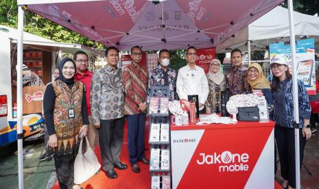 Bank DKI menyalurkan CSR berupa subsidi 1.000 Paket Sembako di Bintaro, Jakarta Selatan, Jumat (5/7/2024).