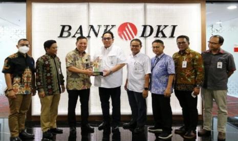 Bank DKI menyalurkan kredit modal kerja sebesar Rp 1,1 triliun kepada PT Rajawali Nusantara Indonesia (Persero) atau RNI.