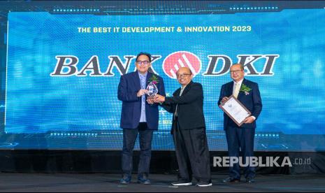 Bank DKI raih 4 (empat) kategori penghargaan sekaligus sebagai The Best IT Development & Innovation, The Best IT Governance & The Best Digital Workplace kategori Local Banking Industries pada Anugerah Digitech Award 2023 di Jakarta, Kamis (30/3/2023).