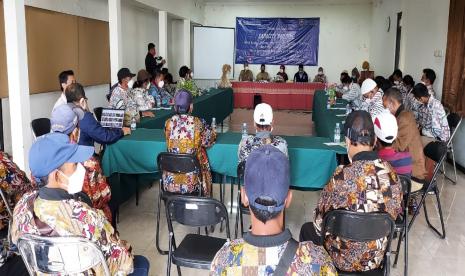 Bank Indonesia (BI) Solo bersama Dinas Pertanian Kabupaten Boyolali memberikan pelatihan terkait teknologi pertanian kepada para petani bawang putih dari Kabupaten Boyolali dan Karanganyar, Jawa Tengah, Senin (14/6). 