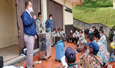 Bank Indonesia (BI) Solo bersama Dinas Pertanian Kabupaten Boyolali memberikan pelatihan terkait teknologi pertanian kepada para petani bawang putih dari Kabupaten Boyolali dan Karanganyar, Jawa Tengah, Senin (14/6). 