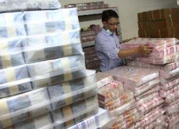  Bank Indonesia holds its next policy-setting meeting on Thursday, and economists in a Reuters poll widely expected it to hold rates steady. Stock of money is in a state-own bank in Indonesia (Illustration).