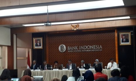 Bank Indonesia mengumumkan untuk mempertahankan suku bunga acuan BI 7 Days Reverse Repo Rate di posisi 5,00 persen, di Gedung Bank Indonesia, Jakarta, Kamis, (21/11).