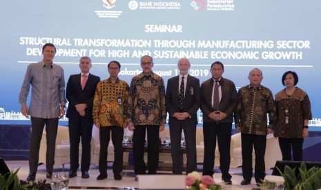 Bank Indonesia menyelenggarakan seminar ‘Structural Transformation through Manufacturing Sector Development for High and Sustainable Economic Growth’ di Gedung Bank Indonesia, Jakarta, Senin (12/8). 