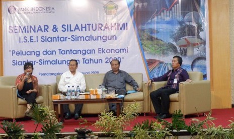 Bank Indonesia Pematangsiantar bekerjasama dengan Ikatan Sarjana Ekonomi Indonesia (ISEI) Cabang Siantar-Simalungun menggelar Seminar mengangkat tema “Peluang dan Tantangan Ekonomi di Kota Pematangsiantar dan Kabupaten Simalungun Tahun 2020”.