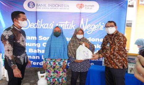 Bank Indonesia Provinsi Kalimantan Barat menyerahkan bantuanberupa tabung oksigen, sembako dan kebutuhan anak kepada Rumah Zakat Pontianak,untuk masyarakat yang terdampak pandemi Covid-19. Penyerahan bantuan tersebut berlangsung di Rumah Zakat Kalbar, pada Selasa (24-8)