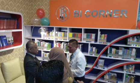 Bank Indonesia Sumbar membuka pojok baca di Perpustkaan UPI Padang, Rabu (31/10). 