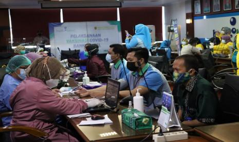 Bank Kalsel menggelar vaksinasi untuk pegawai. Inisiatif ini merupakan upaya perusahaan untuk memberikan proteksi kepada segenap pegawai, sekaligus memastikan pelayanan prima tetap dilaksanakan kepada segenap nasabah setia Bank Kalsel. Proses vaksinasi ini dimulai sejak Selasa (27/4) yang berlangsung di Lantai 3, Kantor Pusat Bank Kalsel, Jl. Lambung Mangkurat No.7 Banjarmasin. 