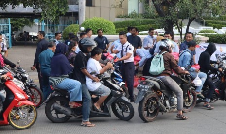 Bank Mandiri Area Jakarta Tanjung Priok melakukan kegiatan berbagi takjil kepada pengendara dan warga sekitar di kawasan kantor Bank Madiri Area Jakarta Tanjung Priok.