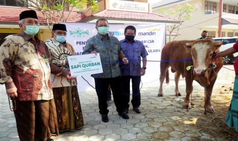 -Bank Mandiri menggandeng Nahdlatul Ulama dalam penyaluran hewan kurban pada Idul Adha 1441 Hijriah. Untuk itu, sebanyak 20 ekor sapi diserahkan kepada Lembaga  Zakat Infaq Sadaqah Nahdlatul Ulama (LAZISNU) untuk disembelih dan diteruskan kepada masyarakat tidak mampu dan terdampak covid-19. 