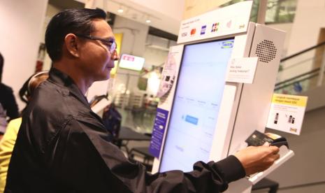 Bank Mandiri secara konsisten terus meningkatkan pemanfaatan transaksi non-tunai untuk mendorong efisiensi dan kenyamanan layanan digital nasabah. Salah satu langkah dukungan yang dilakukan Bank Mandiri dengan menawarkan transaksi effortless dengan Mandiri Contactless yaitu fitur pembayaran nirsentuh yang memanfaatkan Near Field Communication (NFC) yang secara resmi diluncurkan di IKEA, Mall Taman Anggrek, Jakarta, Selasa (19/12/2023).