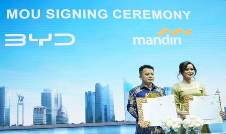 Bank Mandiri tandatangani Nota Kesepahaman (Memorandum of Understanding/MoU) dengan PT BYD Motor Indonesia. Adapun, penandatanganan tersebut dilakukan oleh Wakil Direktur Utama Bank Mandiri Alexandra Askandar dengan General Manager BYD Asia-Pacific Liu Xueliang  dalam perhelatan tahunan Indonesia International Motor Show (IIMS) 2024 di Jakarta, Kamis (15/2/2024). 