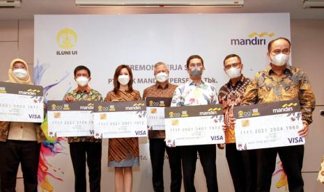 Bank Mandiri terus memperluas pemanfaatan transaksi non-tunai. Kali ini, perseroan bekerja sama dengan Ikatan Alumni Universitas Indonesia (ILUNI UI) menerbitkan Kartu Tanda Anggota (KTA) ILUNI UI Co-Brand Combo (fungsi kartu debit dan kartu prabayar). Serta kerja sama penerapan solusi transaksi keuangan digital yang akan diimplementasikan pada aplikasi UI Connect 2.0, yaitu Mandiri Direct Debit, e-Commerce Payment, QRIS Online dan Fitur Top-Up Emoney.