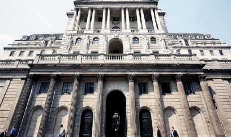 Bank of England (Bank Sentral Inggris). BoE menaikkan suku bunga menjadi 4 persen, tertinggi sejak 2008.