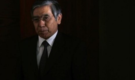 Bank of Japan (BOJ) Governor Haruhiko Kuroda walks into a news conference at the BOJ headquarters in Tokyo October 7, 2014.