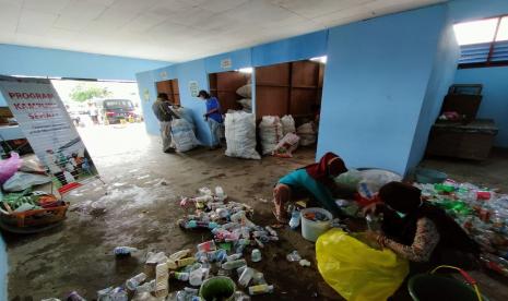 Bank Sampah Cendana Berseri (CESERI) melakukan penimbangan rutin setiap hari Ahad jam 09.00 WITA.