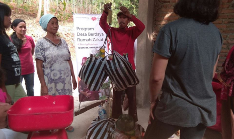 Bank sampah di Desa Berdaya Lopait.