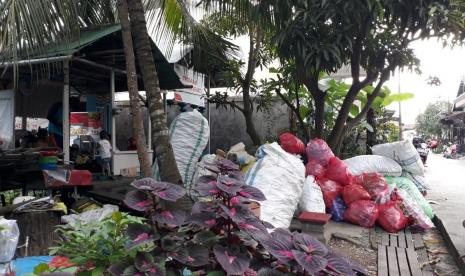 Bank Sampah Perseka di masa PPKM tetap aktif menerima setoran sampah dari para nasabahnya. Setiap Senin jam 16.00 para nasabah aktif menyetorkan sampahnya ke bank sampah.