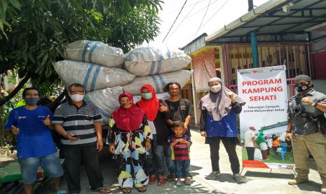 Bank Sampah Perseka yang berlokasi di Jalan Slamet Riyadi Gang 2 RT13, Kelurahan Teluk Lerong Ulu untuk pertama kalinya melakukan penen sampah yang disetorkan ke pengepul untuk dijual, Selasa (16/3). Ada 20 nasabah yang aktif melakukan penimbangan setiap pekannya, sejak dibuka Januari lalu hingga hari ini berhasil mengumpulkan 465 kg sampah anorganik yang terdiri dari plastik, kardus, kaleng, dan lainnya.