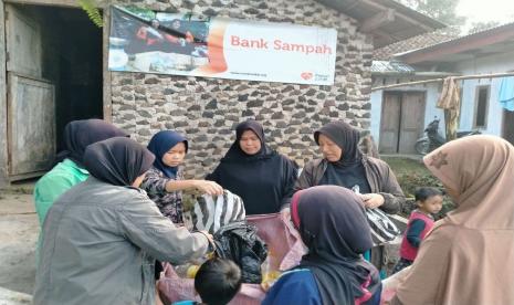 Bank Sampah Ponjen Bahagia binaan Rumah Zakat kembali menjual sampah anorganik kepengepul, Senin (08/11). Sampah yang dikumpulkan oleh ibu-ibu setiap pekannya bisa dapat 100 kg. Hasil penjualan sampah ini akan ditabung dan diambil kembali oleh nasabah menjelang bulan Ramadhan.