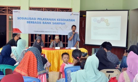 Bank Sampah yang merupakan salah satu program Corporate Social Responsibility (CSR) Pertamina, tak hanya dilaksanakan guna menciptakan lingkungan yang bersih dan sehat. Namun kini, melalui bank sampah, Pertamina berusaha meningkatkan kesehatan masyarakat yang tinggal di sekitar Kilang Balongan.