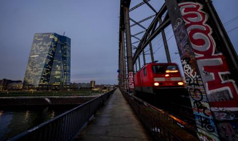 Bank Sentral Eropa berlokasi di dekat sungai Main di Frankfurt, Jerman, Selasa, 13 Desember 2022. Direktur Dana Moneter Internasional (IMF) Kristalina Georgieva mengatakan, untuk sebagian besar ekonomi global, 2023 akan menjadi tahun yang sulit.