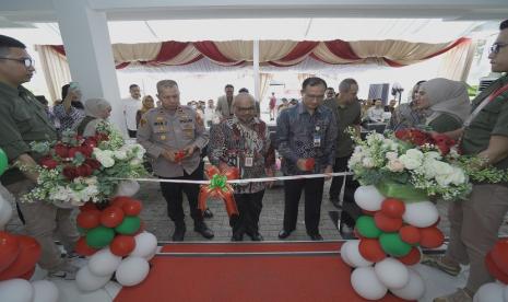 Bank Sinarmas Unit Usaha Syariah (UUS) mewakafkan ratusan mushaf Alquran yang akan disalurkan ke sejumlah masjid di sekitar wilayah Kantor cabang syariah Bandung - Buah batu. Hal ini merupakan bentuk komitmen dalam memberikan pelayanan bagi masyarakat serta berperan aktif dalam mendukung pertumbuhan perekonomian syariah nasional.