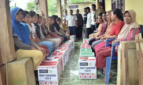 Bank Sultra dan IZI bagikan paket ramadhan kepada masyarakat dhuafa.