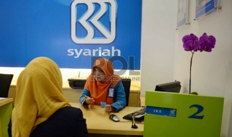 Bank Syariah Belum Perlu IPO: Petugas melayani nasabah di Bank BRI Syariah, Jakarta, Senin (16/2).