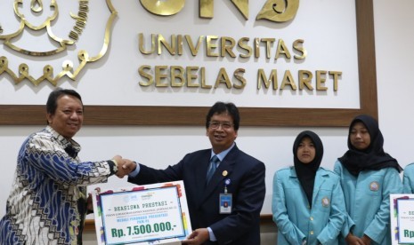 Bank Syariah Mandiri (BSM) memberikan beasiswa kepada mahasiswa Universitas Sebelas Maret (UNS) Solo yang memperoleh medali di ajang Pekan Ilmiah Mahasiswa Nasional (Pimnas) ke-32 di Universitas Udayana Bali pada 27-31 Agustus 2019. Pemberian beasiswa diserahkan oleh Area Manager BSM Solo, Zulfikar, kepada Rektor UNS, Jamal Wiwoho, di Gedung Rektorat UNS, Solo, Selasa (3/9).