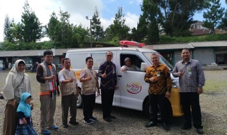 Bank Syariah Mandiri KCP Subang bersama Laznas BSM Umat menyerahkan satu unit mobil ambulans kepada Yayasan As-Syifa Al-Khoeriyyah, Senin (18/12). 