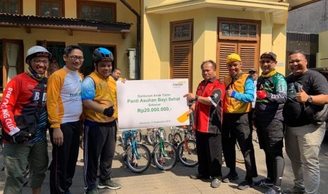 Bank Syariah Mandiri (Mandiri Syariah memberikan bantuan senilai Rp 25 juta dalam bentuk uang tunai dan berbagai perlengkapan bayi kepada Panti Asuhan Bayi Sehat Muhammadiyah Bandung.