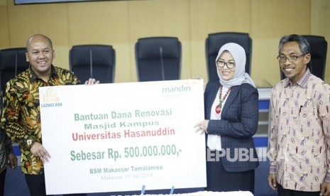 Bank Syariah Mandiri menyerahkan bantuan untuk renovasi masjid Unhas.