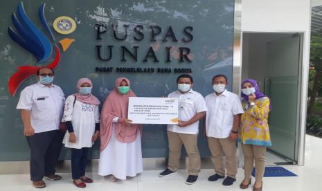 Bank Syariah Mandiri Regional VI Surabaya menyumbangkan 100 paket Alat Pelindung Diri (APD) untuk tim medis yang merawat pasien corona atau Covid-19 di Rumah Sakit Universitas Airlangga (RSUA). Selain menyumbangkan APD, Mandiri Syariah juga menyumbangkan 100 alat tes swab untuk rumah sakit setempat