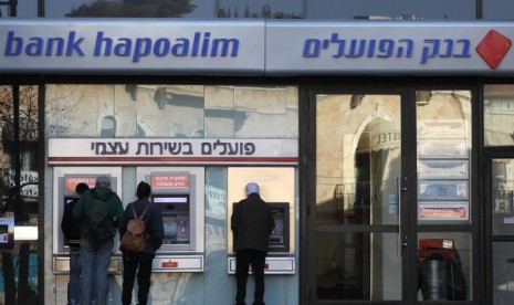 Bank terbesar di Israel, Bank Hapoalim.Bank sentral Israel menyebutkan defisit anggaran akan mencapai sekitar 13 persen dari Produk Domestik Bruto (PDB) pada tahun ini dan menjadi tujuh persen pada tahun depan.  