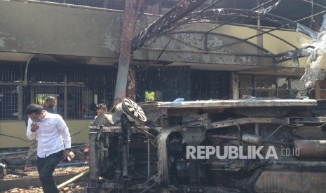 Bankai mobil yang hangus pada kerusuhan narapidana yang berbuntut pada pembakaran bangunan terjadi di Lembaga Permasyarakatan (lapas) Kelas IIA Banceuy, Kota Bandung, Sabtu (24/4)