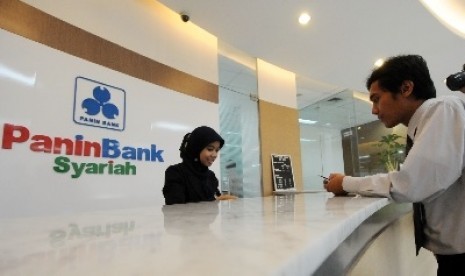 Banking transaction at Bank Panin Syariah in Jakarta (file photo)