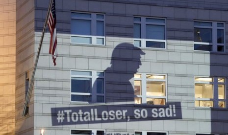 Banner Greenpeace menunjukkan Presiden AS Donald Trump dan slogan #TotalLoser, so sad! (#Pecundang, sangat menyedihkan!) yang diproyeksikan di gedung Kedubes AS, Jerman, Jumat (2/6).