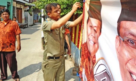 Banner Hidayat Didik dipasang kembali.