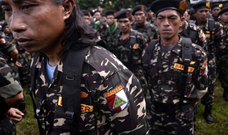 Banser Gerakan Pemuda Ansor Manado mengikuti apel pengamanan Natal dan Tahun baru 2016 di Lapangan KONI Sario, Manado, Sulawesi Utara, Rabu (23/12).