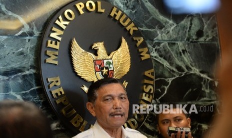  Menko Polhukam Luhut Pandjaitan memberikan keterangan pers di Kantor Menko Polhukam, Jakarta, Senin (25/4). (Republika/ Wihdan)