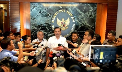 Menko Polhukam Luhut Pandjaitan memberikan keterangan pers di Kantor Menko Polhukam, Jakarta, Senin (25/4). (Republika/ Wihdan)