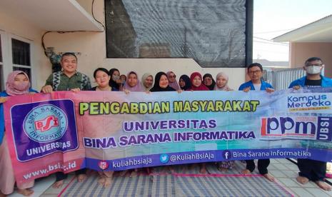 Bantu meningkatkan upaya penghasilan serta memberikan pengetahuan dan wawasan kiat bisnis memulai usaha, dosen program studi (prodi) manajemen Universitas BSI (Bina Sarana Informatika) melakukan kegiatan pengabdian kepada masyarakat yang berlokasi Perumahan Panjibuwono City Wilayah RT 3/RW 14 Babelan Kabupaten Bekasi, pada Sabtu (11/3).